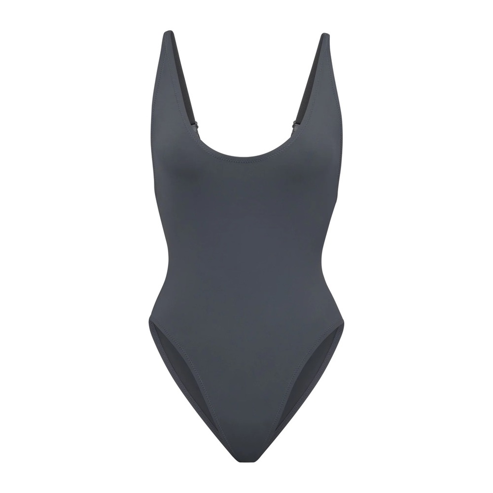 SKIMS SIGNATURE SWIM SCOOP NECK ONE PIECE | GUNMETAL - GUNMETAL / L